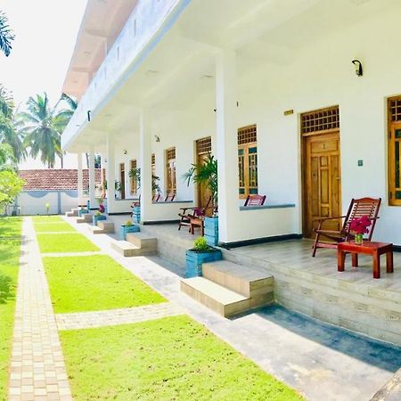 Oasis Bay Hotel Arugam Bay Buitenkant foto