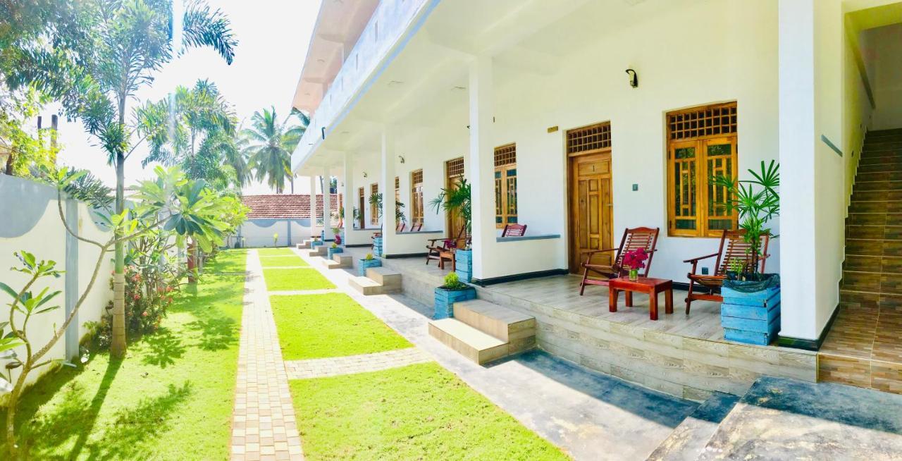 Oasis Bay Hotel Arugam Bay Buitenkant foto